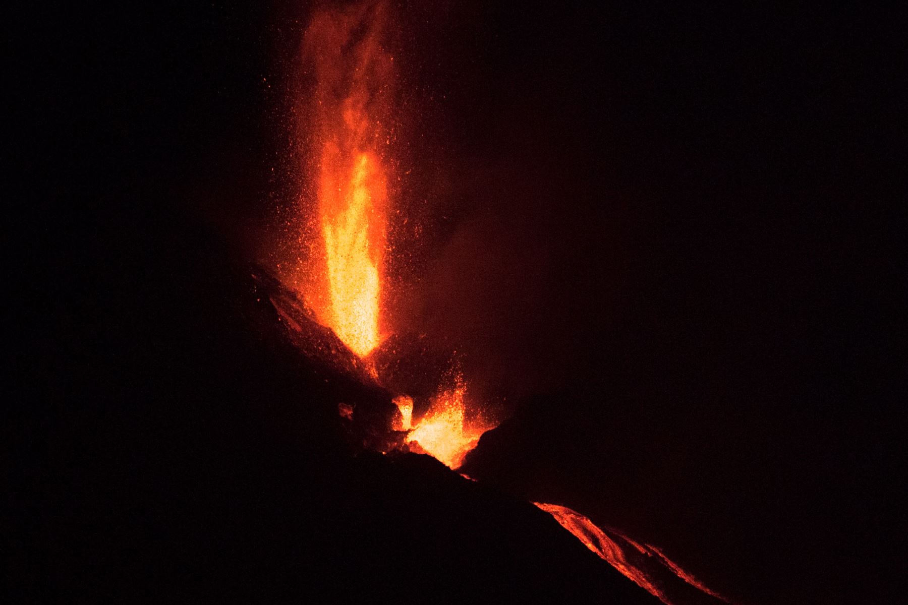 El volcán Cumbre Vieja, fotografiado desde Los Llanos de Aridane, arroja lava, ceniza y humo, en la isla canaria de La Palma.
Foto: AFP