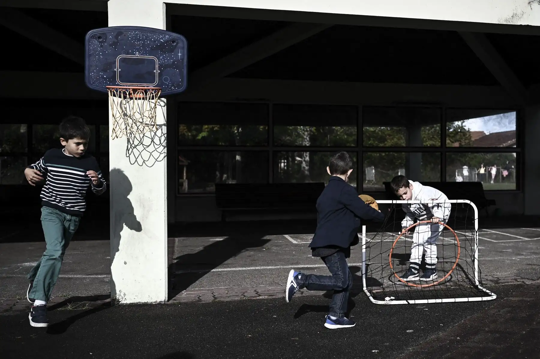 Alumnos con mascarillas disfrutan de un descanso en una escuela primaria, en Labouheyre, suroeste de Francia. Foto: AFP