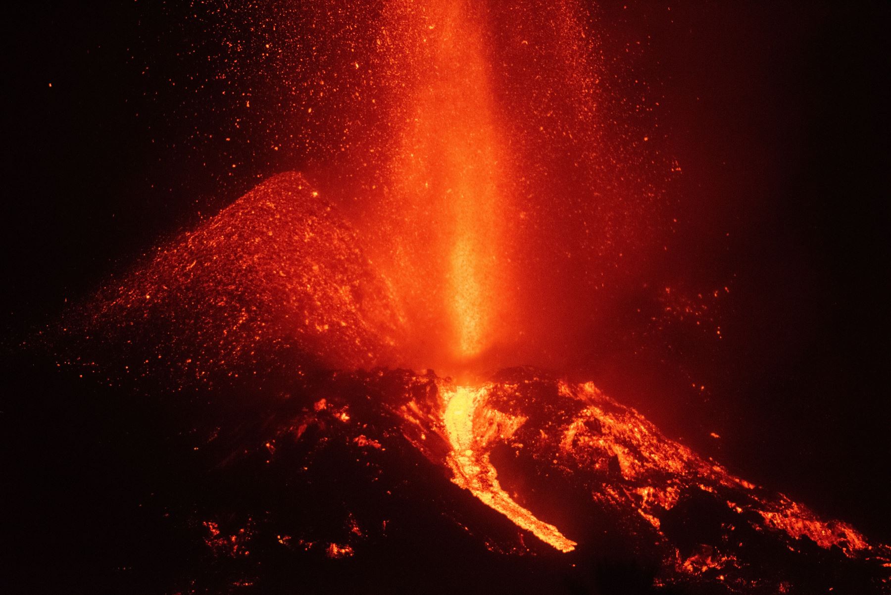 El volcán de La Palma está a punto de completar su decimoquinto día de erupción tras un derrumbe parcial en el cono principal al que han seguido emisiones más abundantes de lava. Foto: EFE