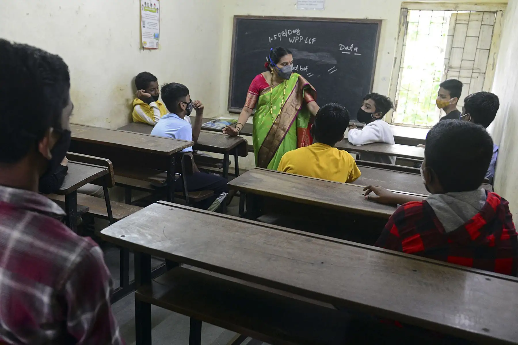 Los estudiantes asisten a una escuela en Mumbai luego que el gobierno estatal las reabriera tras permanecer cerradas durante largos meses como medida preventiva para frenar la propagación del coronavirus. Foto: AFP
