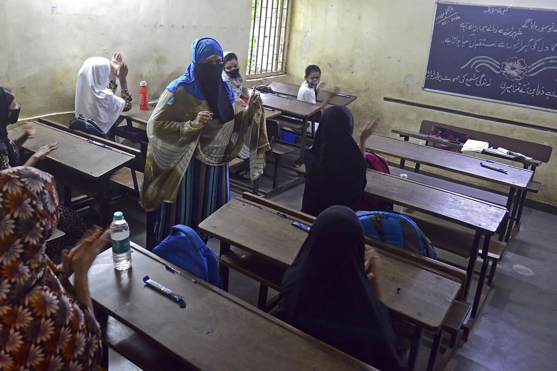 Los estudiantes asisten a una escuela en Mumbai luego que el gobierno estatal las reabriera tras permanecer cerradas durante largos meses como medida preventiva para frenar la propagación del coronavirus. Foto: AFP