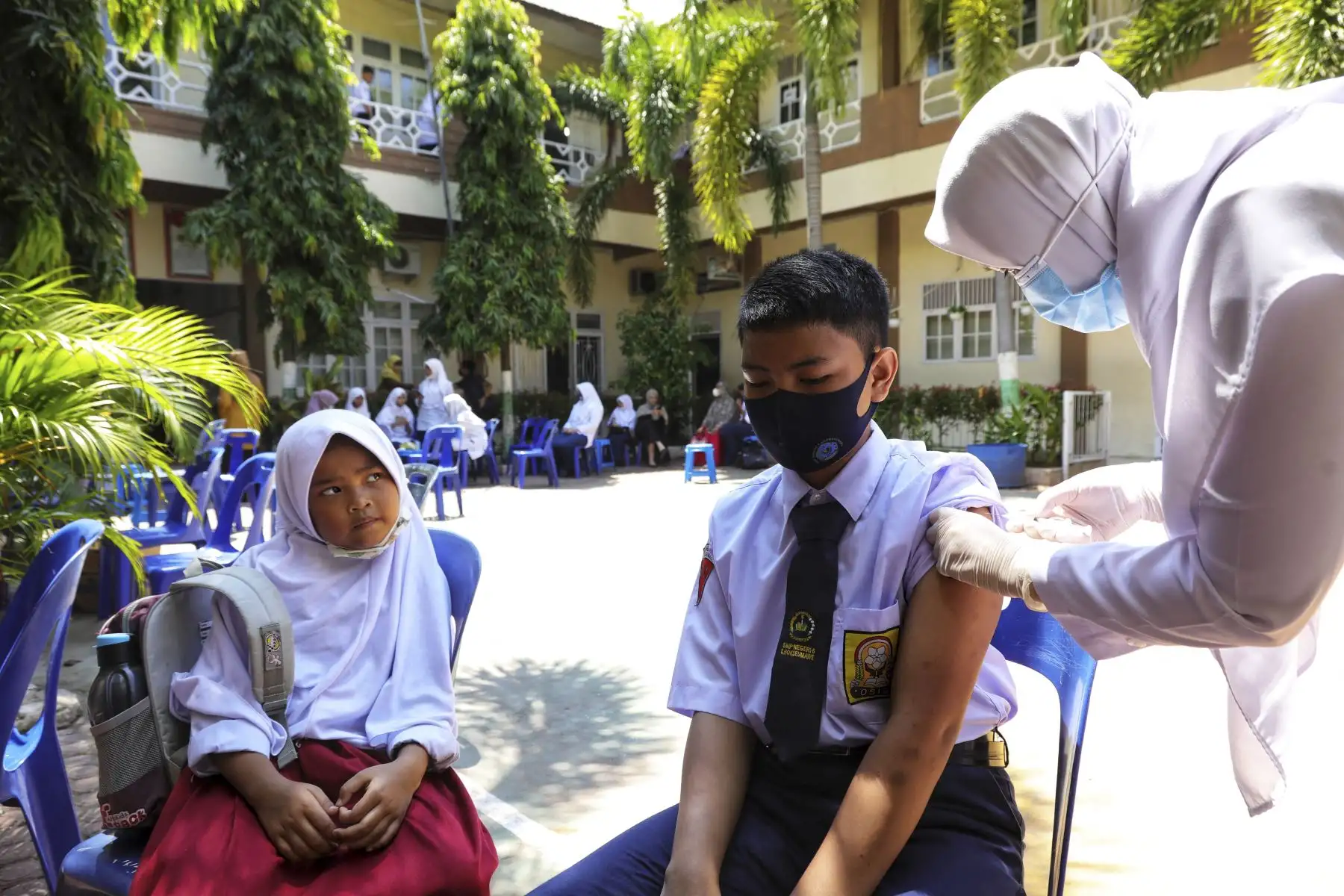 Un estudiante recibe una vacuna Sinovac covid-19 en una escuela en Lhokseumawe, provincia de Aceh en Indonesia. Foto: AFP
