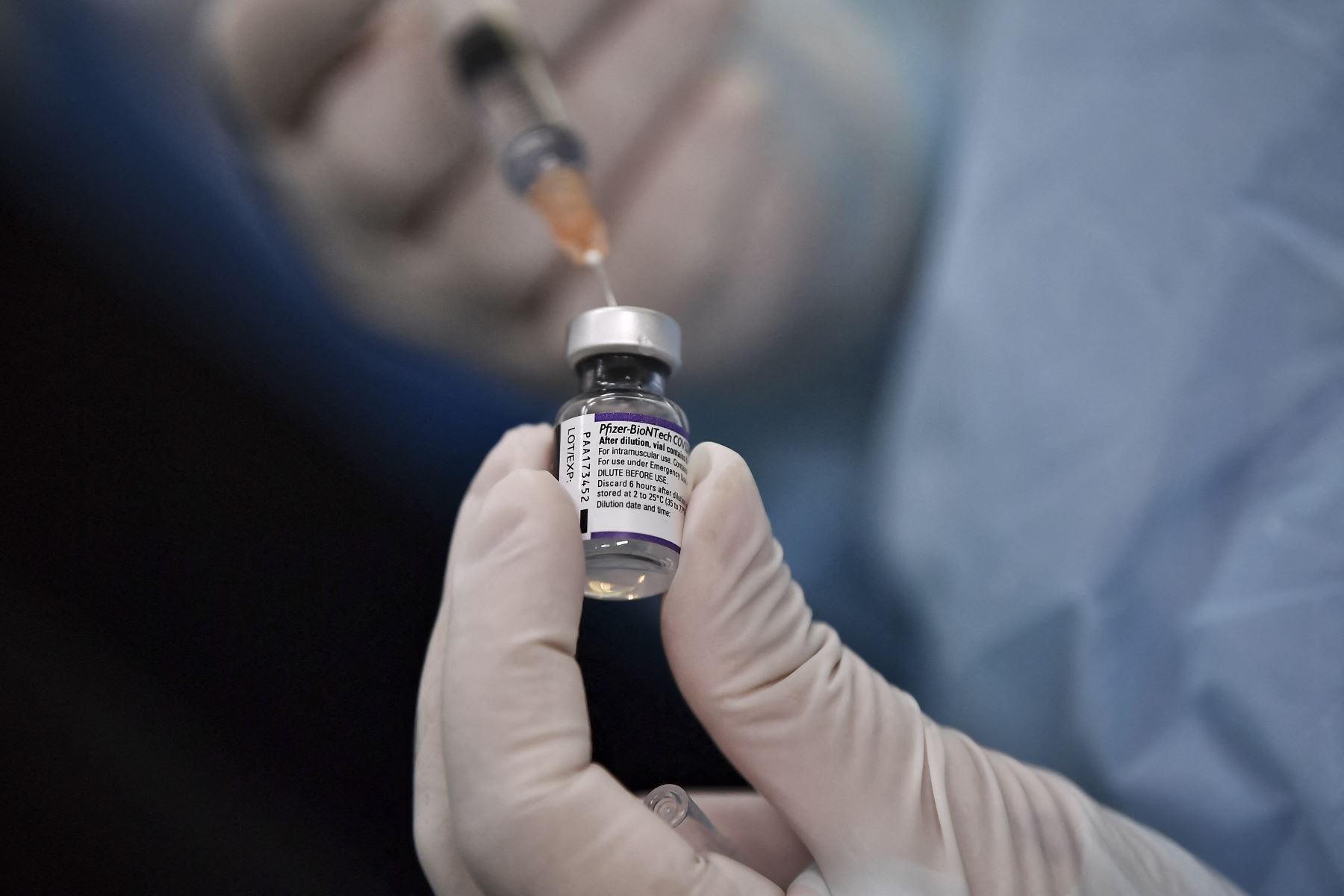 Un trabajador de la salud prepara una dosis de la vacuna Pfizer para el nuevo coronavirus. Foto: AFP.