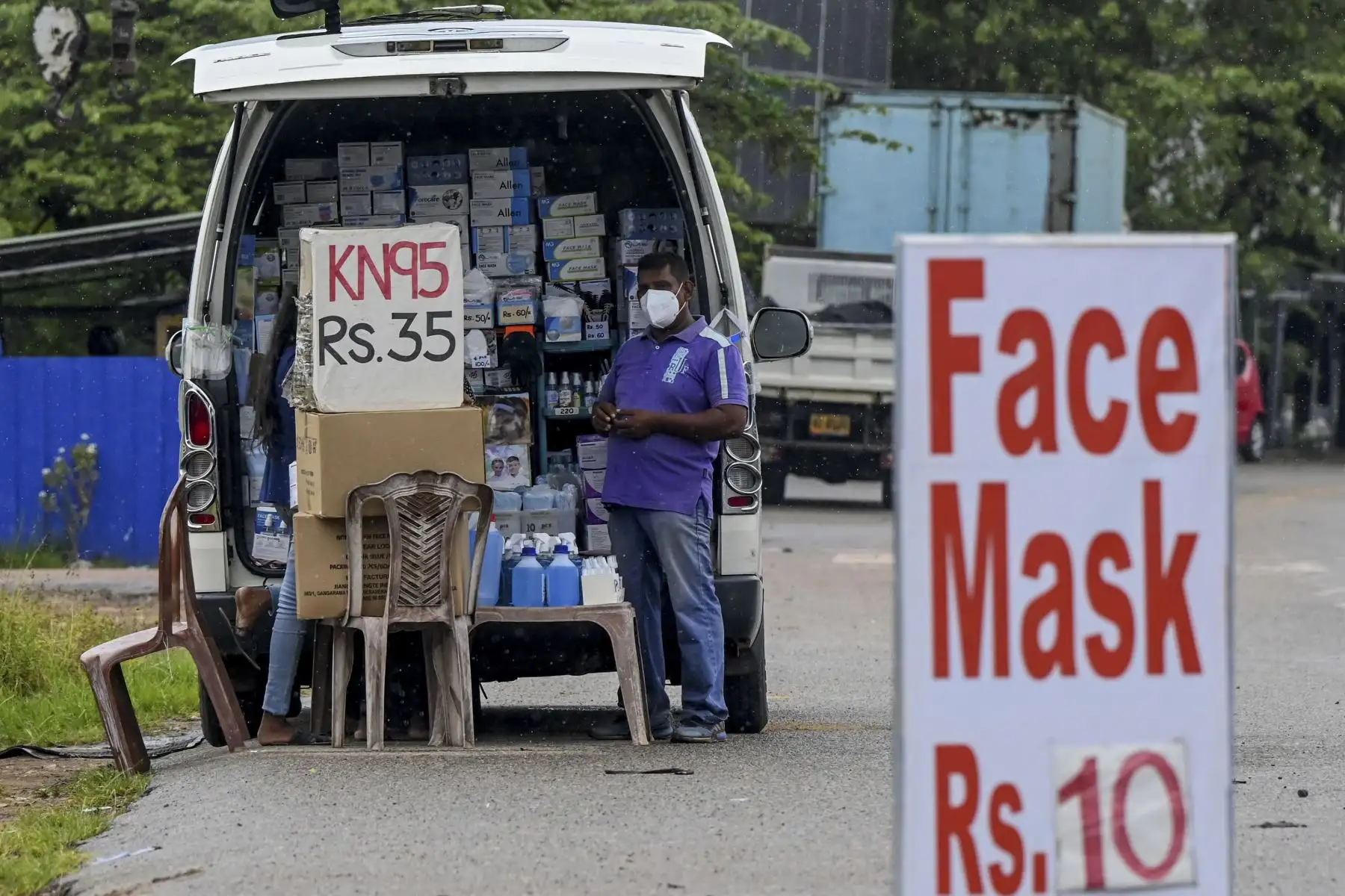 Un vendedor ambulante ofrece mascarillas y desinfectante a lo largo de la carretera en Colombo, Sri Lanka. Foto: AFP