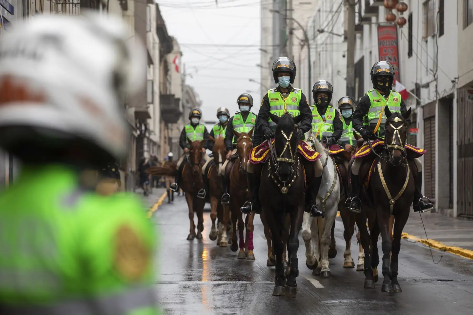 Más de 100 miembros del personal operativo de la comuna limeña, entre serenos, fiscalizadores, inspectores de tránsito y personal de Servicios a la Ciudad, junto con 200 policías, intervinieron cinco cuadras de la mencionada vía, desde el jirón Huallaga hasta el cruce con la avenida Nicolás de Piérola. Foto: ANDINA/Municipalidad de Lima