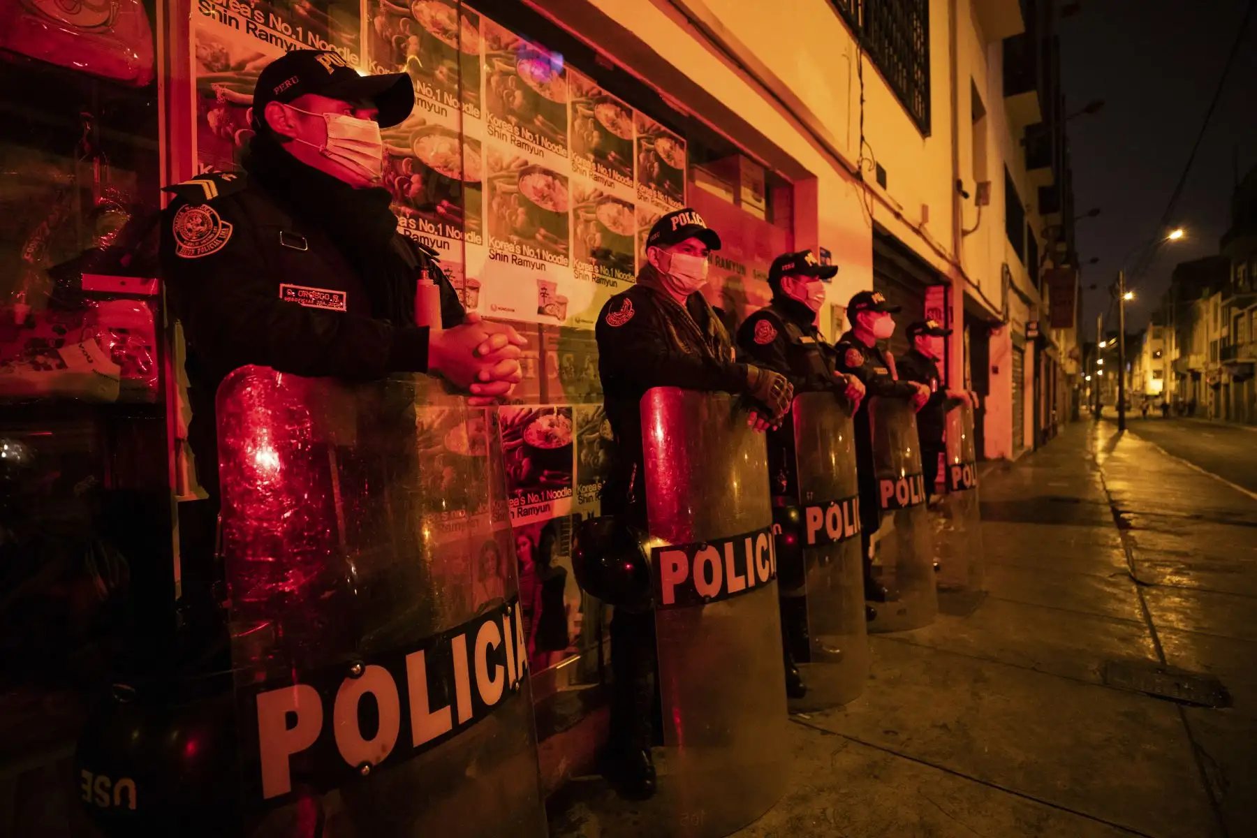 Más de 100 miembros del personal operativo de la comuna limeña, entre serenos, fiscalizadores, inspectores de tránsito y personal de Servicios a la Ciudad, junto con 200 policías, intervinieron cinco cuadras de la mencionada vía, desde el jirón Huallaga hasta el cruce con la avenida Nicolás de Piérola. Foto: ANDINA/Municipalidad de Lima