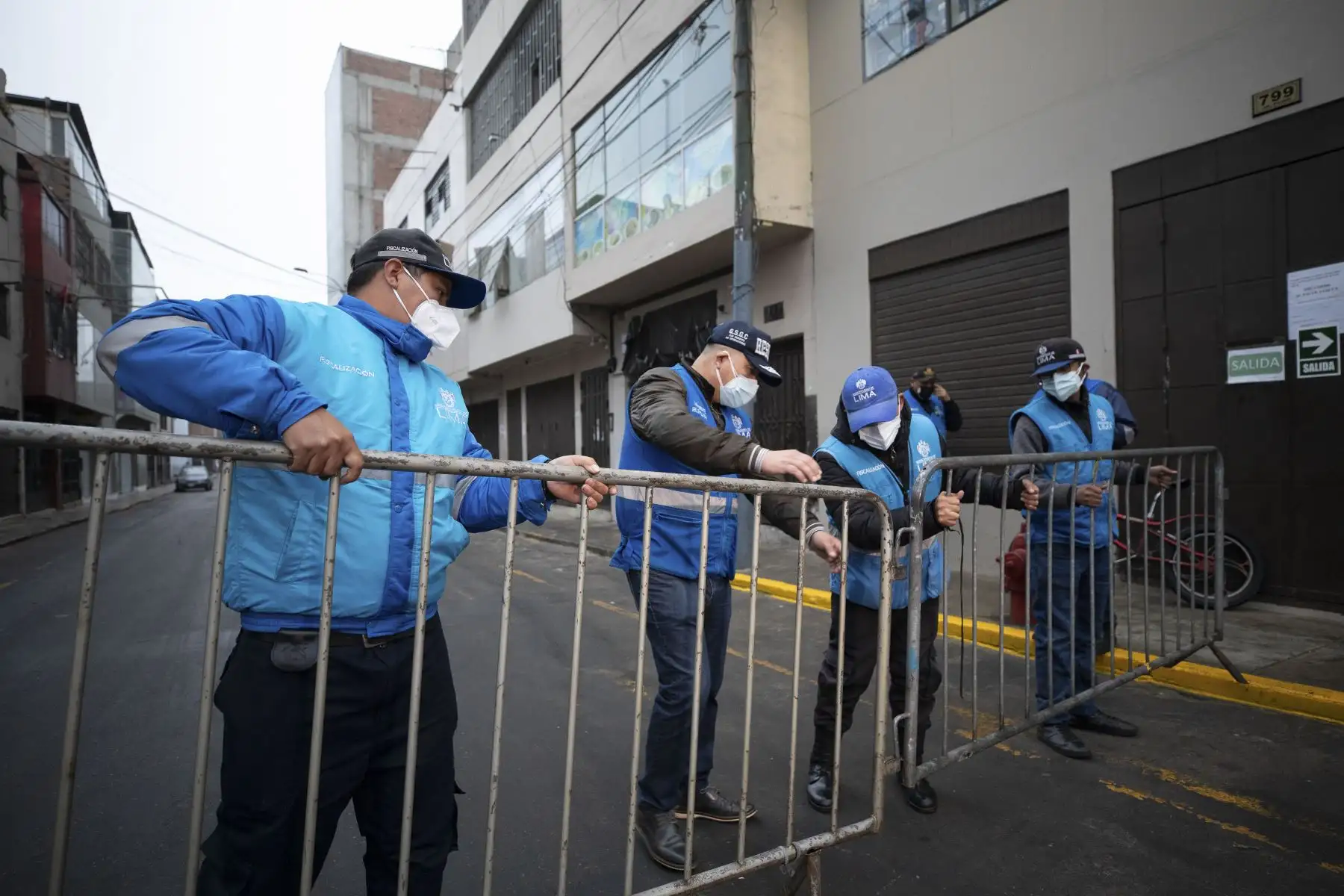 La Municipalidad de Lima y la Policía Nacional ejecutaron esta madrugada un operativo conjunto de recuperación del espacio público en el jirón Paruro, en Mesa Redonda. Foto: ANDINA/Municipalidad de Lima