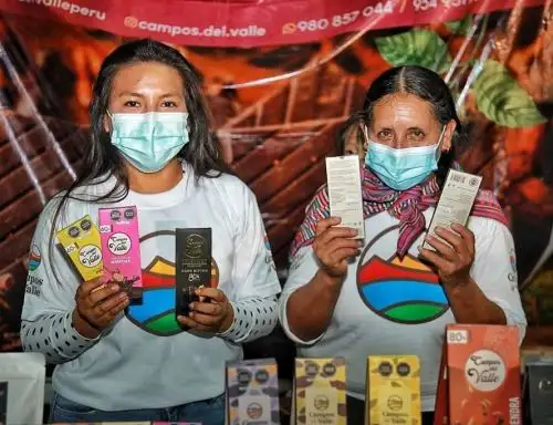 Emprendedores del Vraem exponen derivados de cacao en ferias de Pichari y Satipo.
