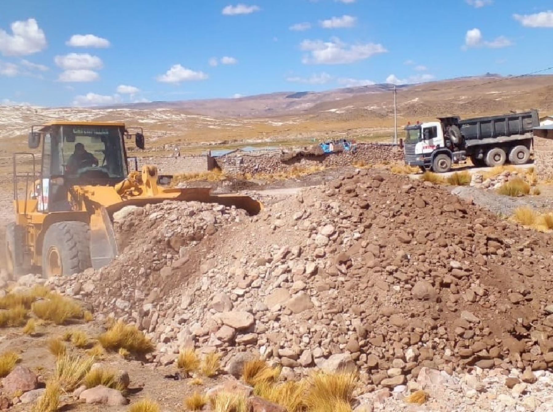 Con apoyo de maquinaria pesada, el Ministerio de Vivienda inició los trabajos de descolmatación de la quebrada Quinsachata II en el distrito de Ubinas, región Moquegua. ​Foto: ANDINA/Difusión.