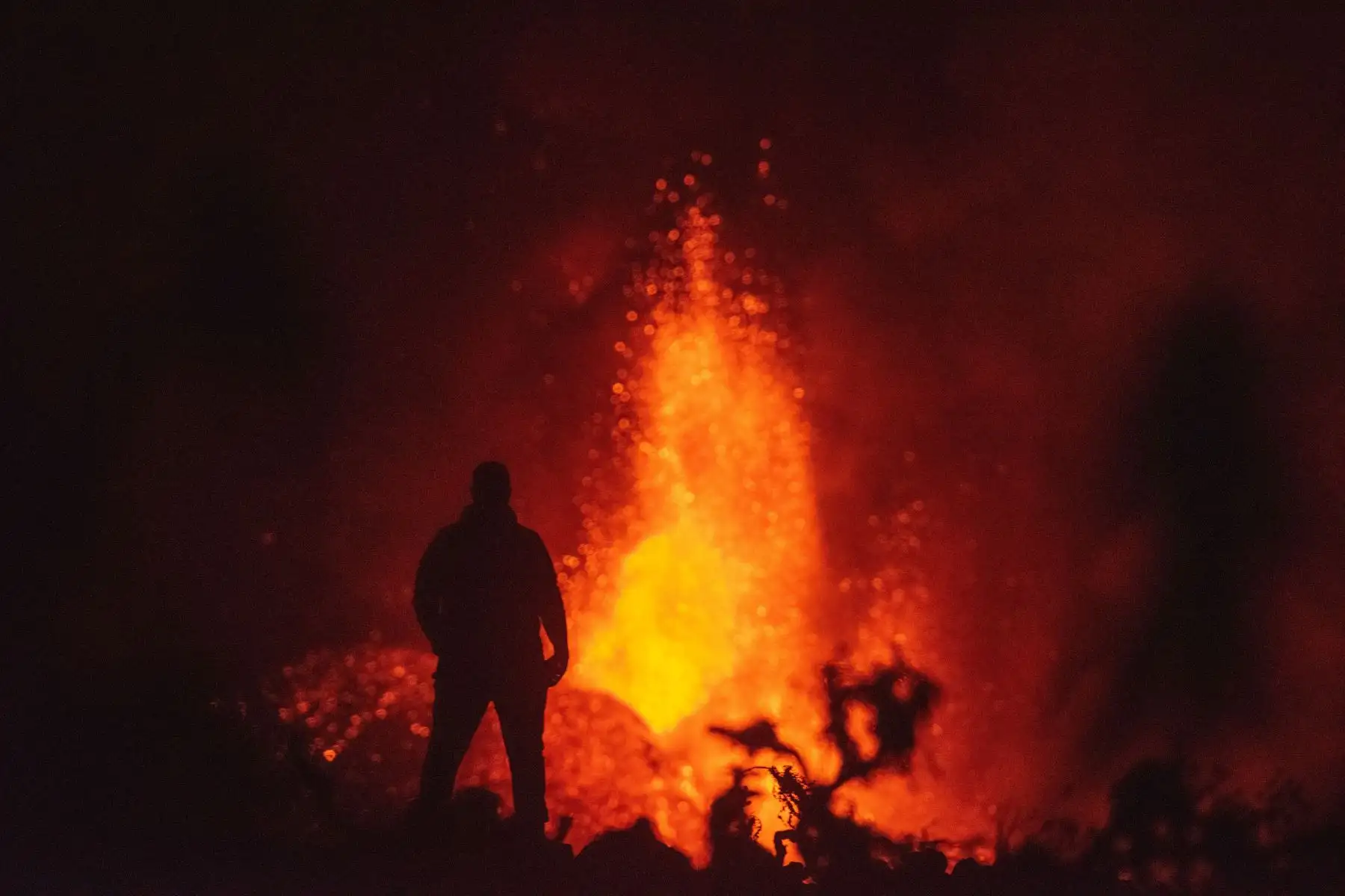 El Paso del volcán de La Palma, está a punto de completar su decimoquinto día de erupción, tras un derrumbe parcial en el cono principal al que han seguido emisiones más abundantes de lava. Foto: AGENCIA EFE: Todos los derechos son reservados.
