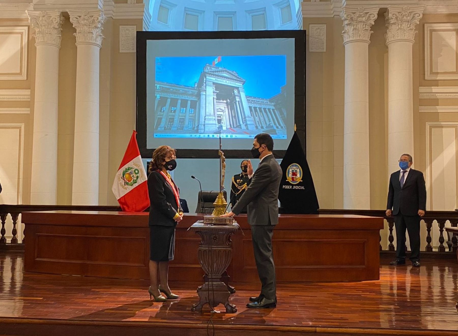 Presidenta del Poder Judicial, Elvia Barrios, tomó  juramento al economista Luis Enrique Vera Castillo como jefe de Sunat.