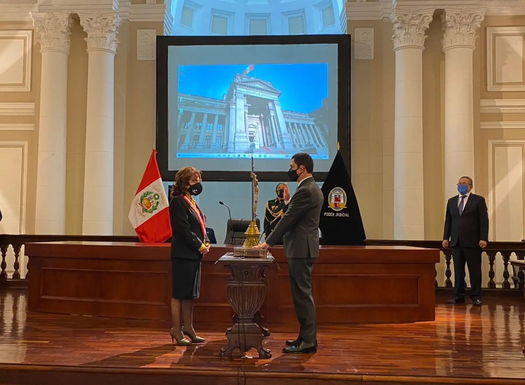 Presidenta del Poder Judicial, Elvia Barrios, tomó  juramento al economista Luis Enrique Vera Castillo como jefe de Sunat.