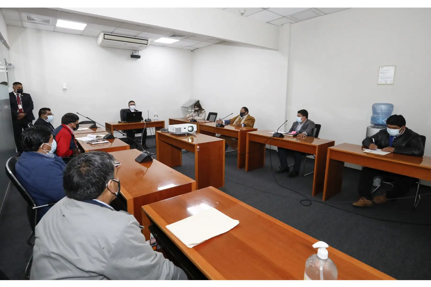 El ministro de Vivienda, Construcción y Saneamiento, Geiner Alvarado, recibió a la delegación de alcaldes de Cajamarca. Junto a las autoridades distritales, se evaluó el estado de proyectos de saneamiento rural en Magdalena, San Juan, Asunción, Chetilla y Corpán. Foto: ANDINA/MVCS