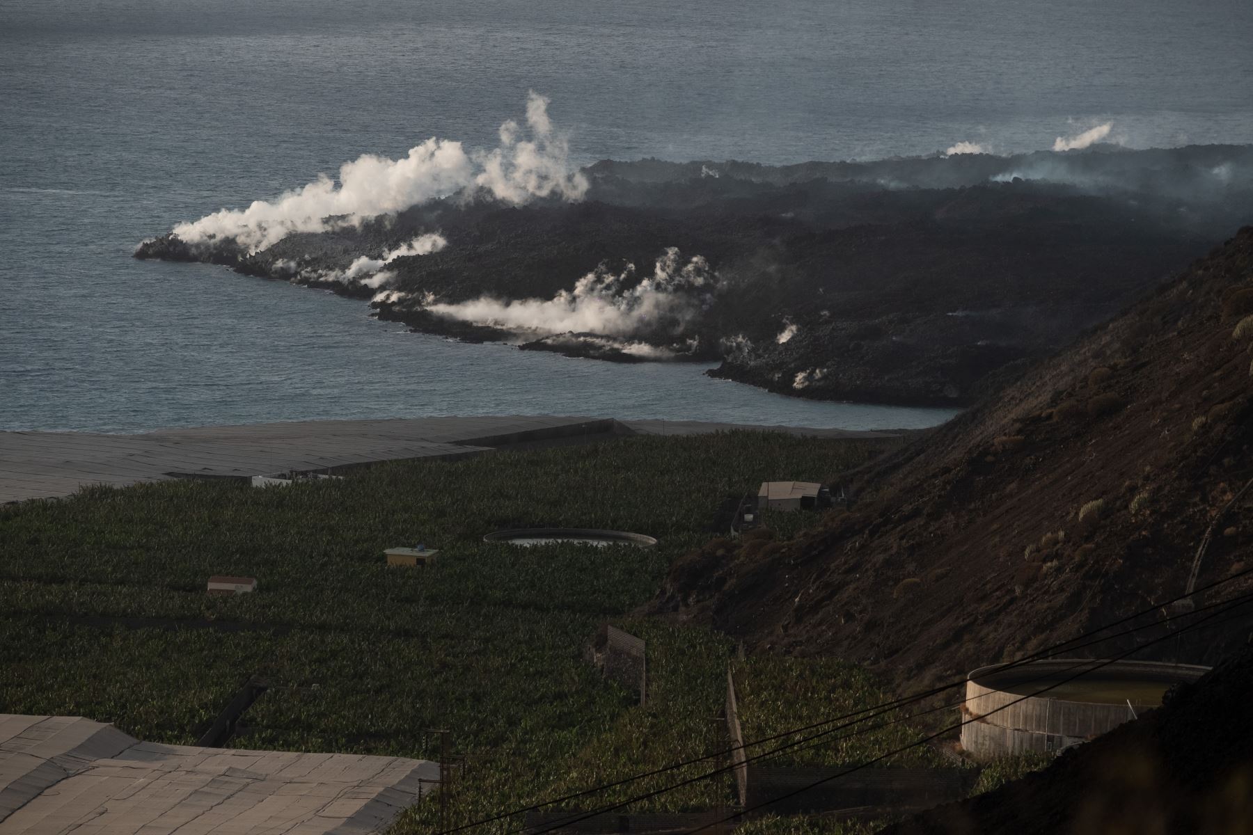 Las coladas de lava que no han cesado de descender desde el volcán de La Palma. Foto: EFE
