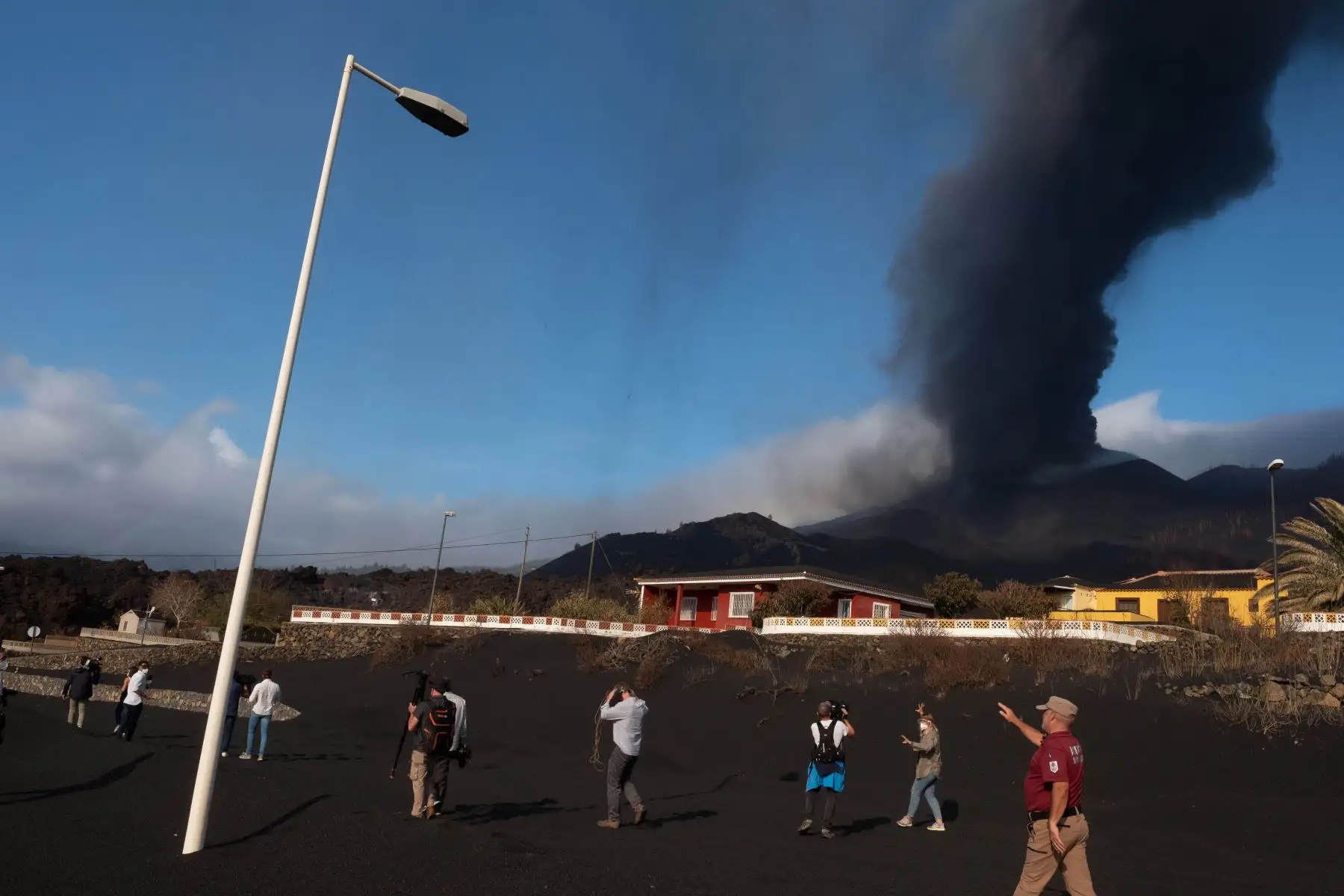 Una gruesa capa de ceniza y escoria cubre el techo de las viviendas del barrio de Las Manchas, en La Palma, y los terrenos adyacentes, dentro de la zona evacuada por su proximidad al volcán. Foto: EFE