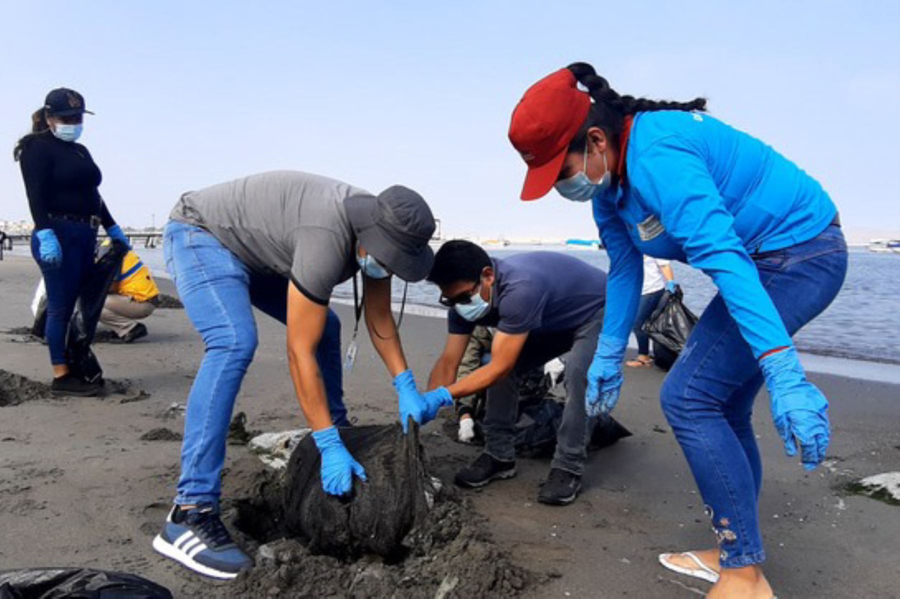 Campaña de limpieza en la playa El Chaco, en Paracas.  ANDINA/Difusión
