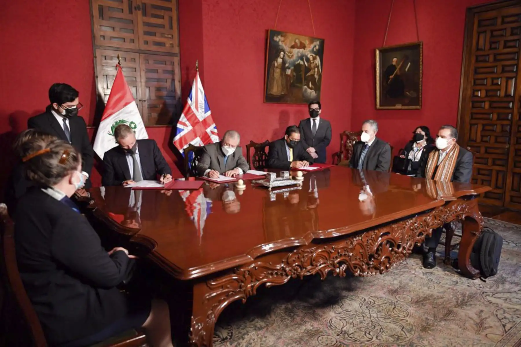 El Canciller Oscar Maúrtua, junto al ministro Rubén Ramírez, suscribió una Carta de Intención de Cooperación con el ministro británico Zac Goldsmith, por la cual el Perú accedería al financiamiento del Fondo de Paisajes Biodiversos de Reino Unido. Foto: Cancillería