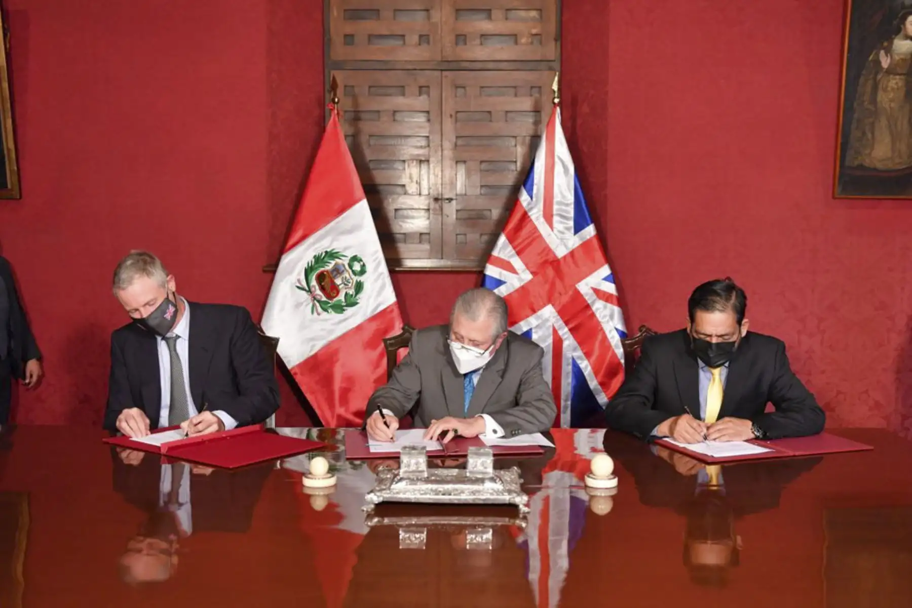 El Canciller Oscar Maúrtua, junto al ministro Rubén Ramírez, suscribió una Carta de Intención de Cooperación con el ministro británico Zac Goldsmith, por la cual el Perú accedería al financiamiento del Fondo de Paisajes Biodiversos de Reino Unido. Foto: Cancillería