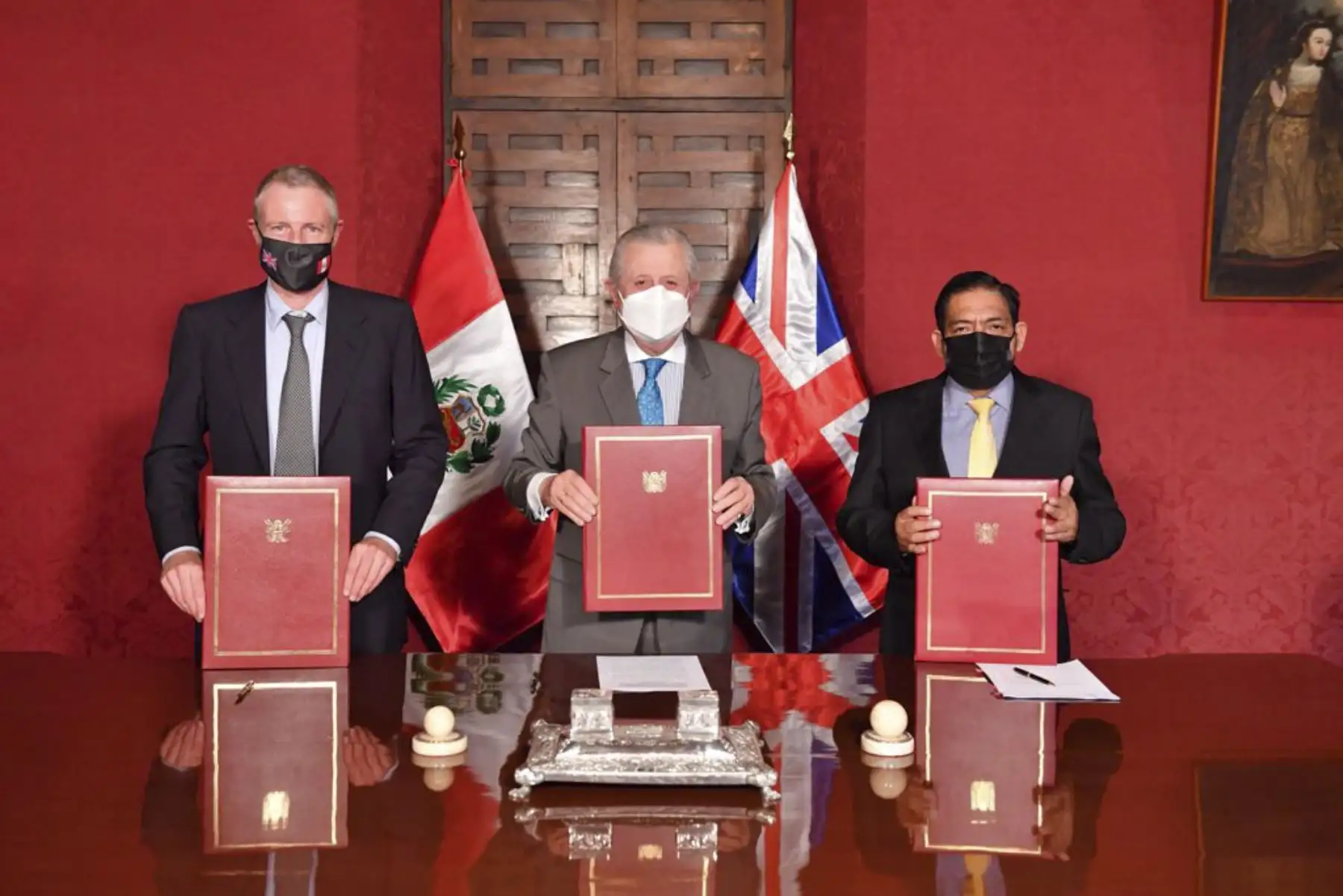 El Canciller Oscar Maúrtua, junto al ministro Rubén Ramírez, suscribió una Carta de Intención de Cooperación con el ministro británico Zac Goldsmith, por la cual el Perú accedería al financiamiento del Fondo de Paisajes Biodiversos de Reino Unido. Foto: Cancillería