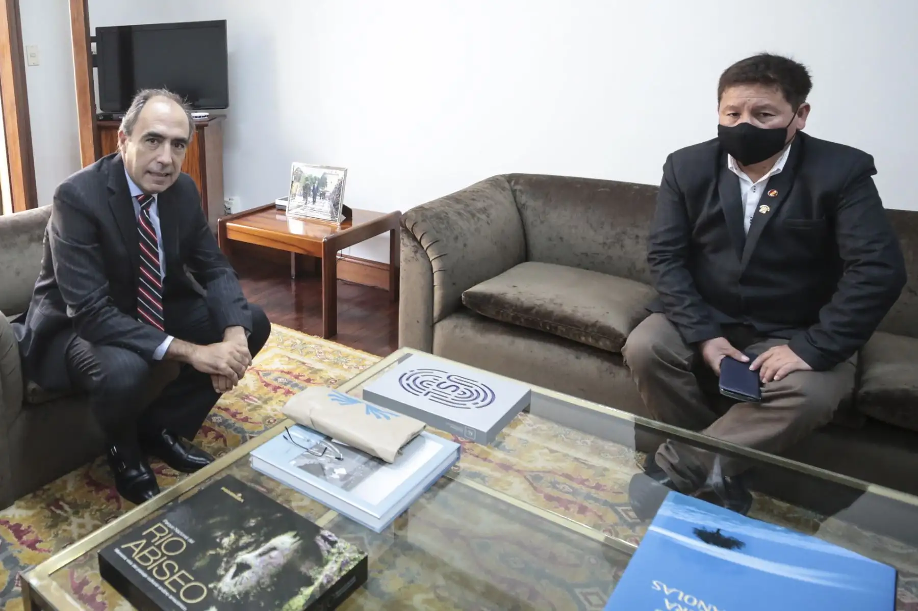 El presidente del Consejo de Ministros, Guido Bellido, se reunió en la fecha con el embajador de España, Alejandro Enrique Alvargonzález San Martín, para avanzar en temas de inversiones, cooperación cultural, educación y ciencia y tecnología. Foto: PCM
