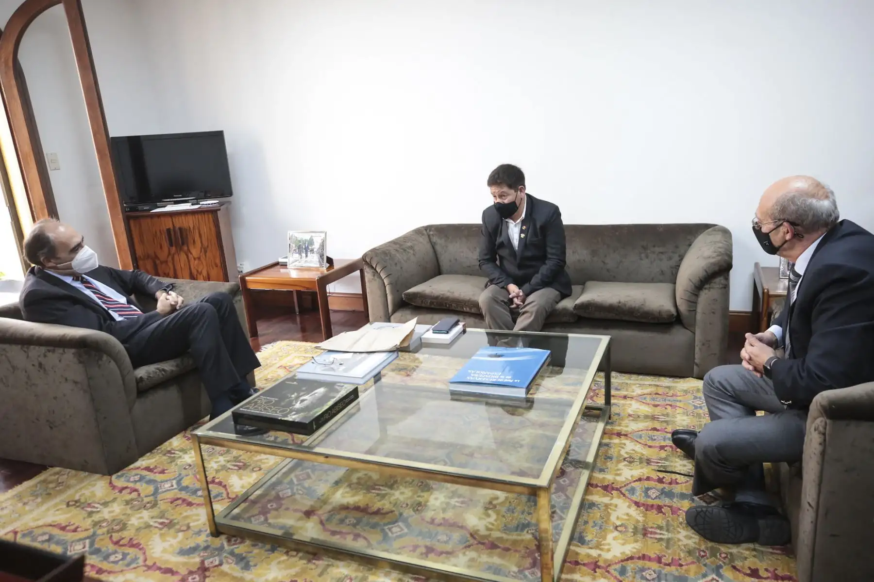 El presidente del Consejo de Ministros, Guido Bellido, se reunió en la fecha con el embajador de España, Alejandro Enrique Alvargonzález San Martín, para avanzar en temas de inversiones, cooperación cultural, educación y ciencia y tecnología. Foto: PCM