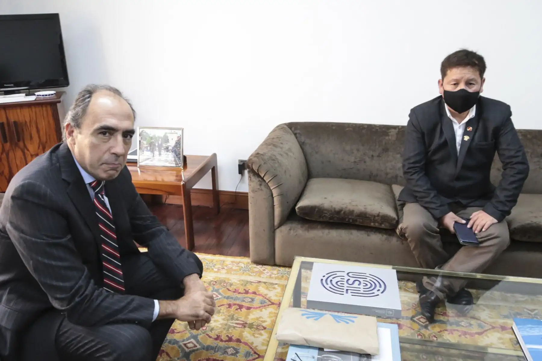 El presidente del Consejo de Ministros, Guido Bellido, se reunió en la fecha con el embajador de España, Alejandro Enrique Alvargonzález San Martín, para avanzar en temas de inversiones, cooperación cultural, educación y ciencia y tecnología. Foto: PCM