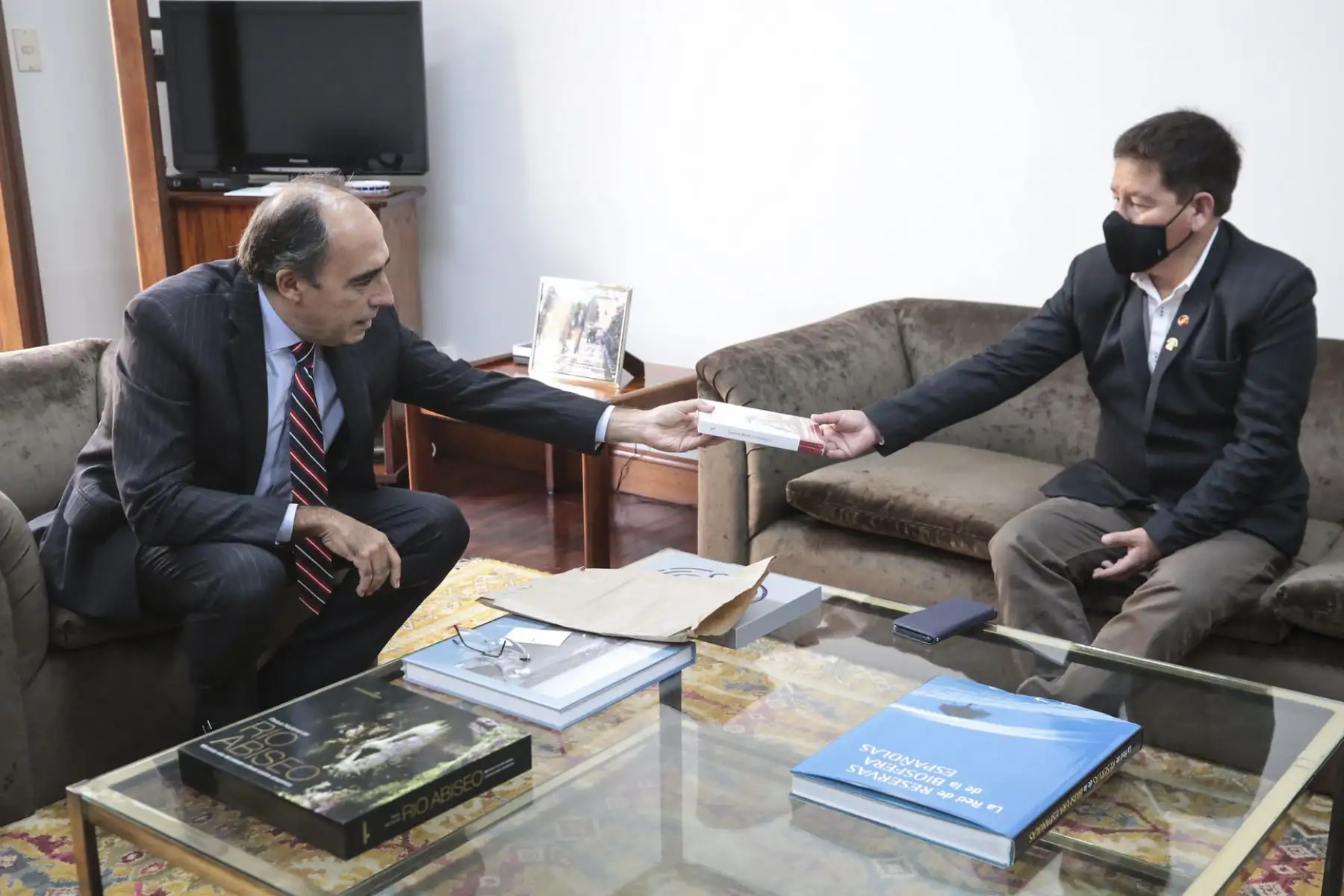 El presidente del Consejo de Ministros, Guido Bellido, se reunió en la fecha con el embajador de España, Alejandro Enrique Alvargonzález San Martín, para avanzar en temas de inversiones, cooperación cultural, educación y ciencia y tecnología. Foto: PCM