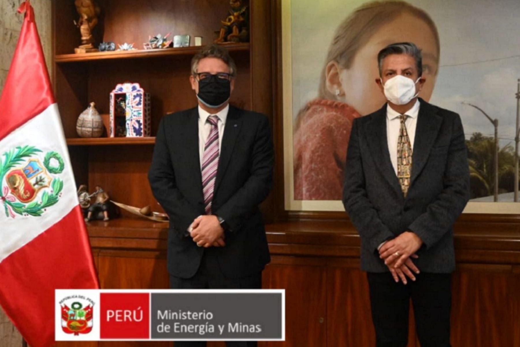Ministro de Energía y Minas, Iván Merino (derecha), y el representante de la Unesco en Perú, Ernesto Fernández. Foto: Cortesía.