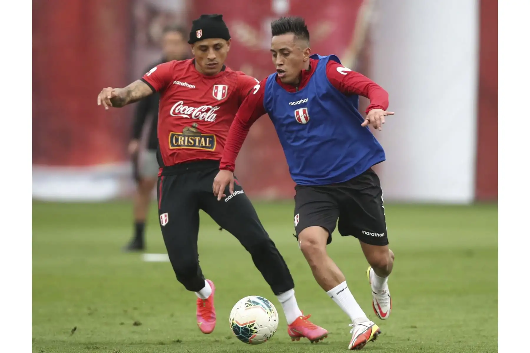 Christian Cueva y Yoshimar Yotún. A tres días del duelo ante Chile, la Selección Peruana entrenó en la Videna con 23 jugadores. Foto: FPF