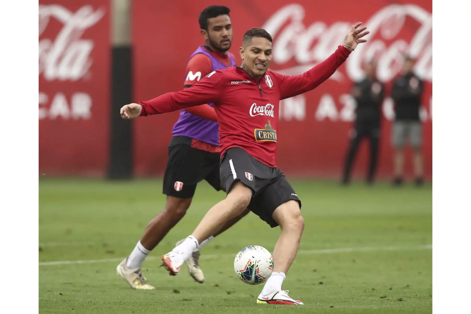 Paolo Guerrero. A tres días del duelo ante Chile, la Selección Peruana entrenó en la Videna con 23 jugadores. Foto: FPF