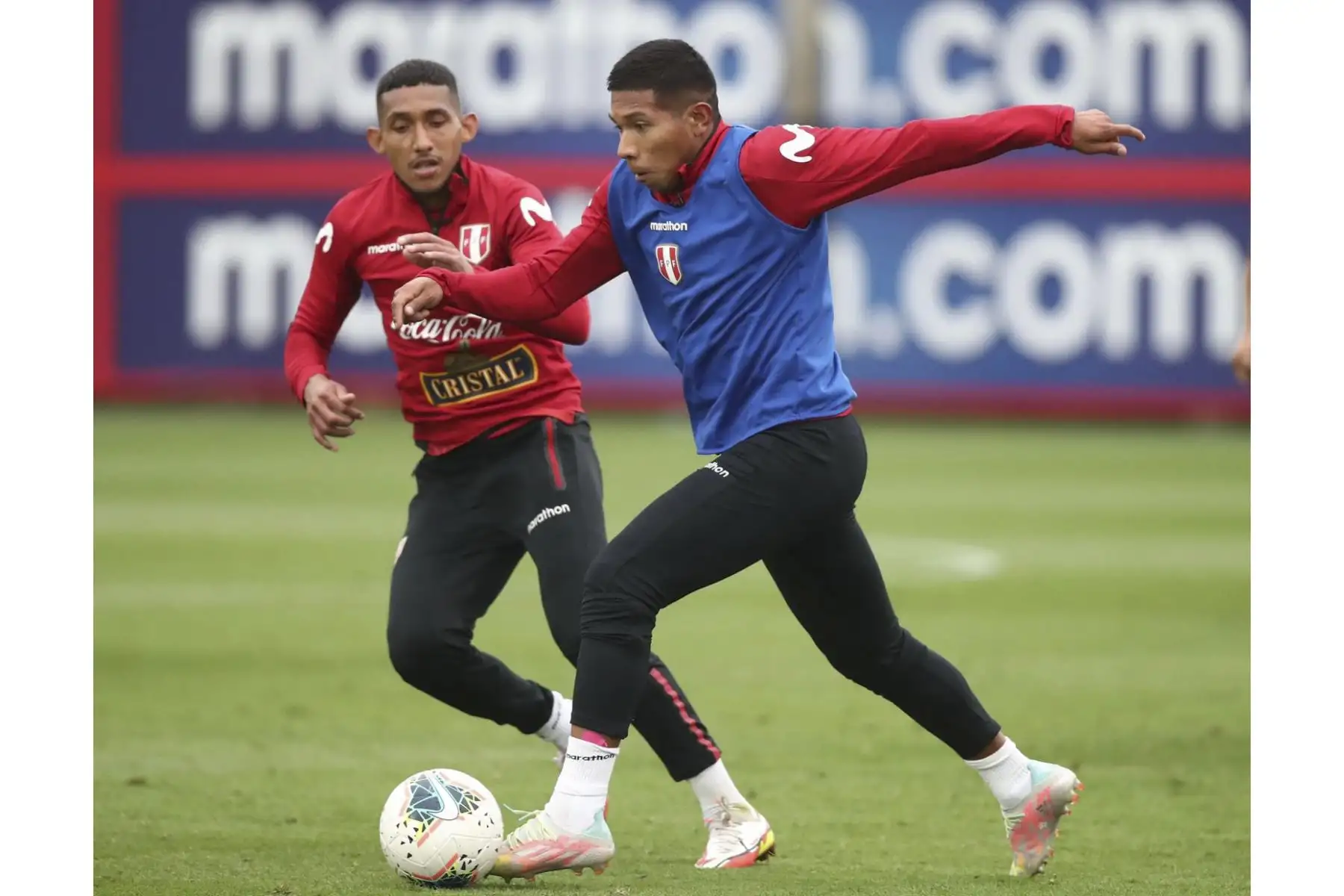 Edison Flores y Christofer Gonzales. A tres días del duelo ante Chile, la Selección Peruana entrenó en la Videna con 23 jugadores. Foto: FPF