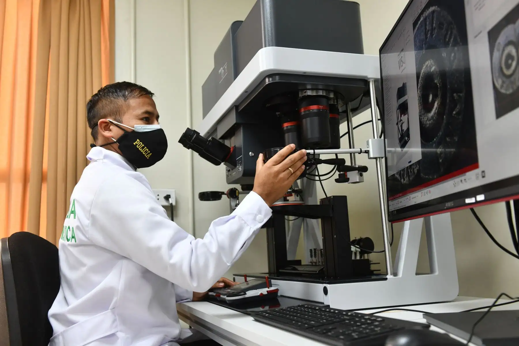 El ministro del Interior, Juan Carrasco, supervisa el laboratorio de Criminalística del Callao, que cuenta con áreas de química, biología, balística, entre otros ambientes implementados con el apoyo de la embajada de Estados Unidos y que fortalecen el trabajo de investigación de la PNP. Foto: Mininter