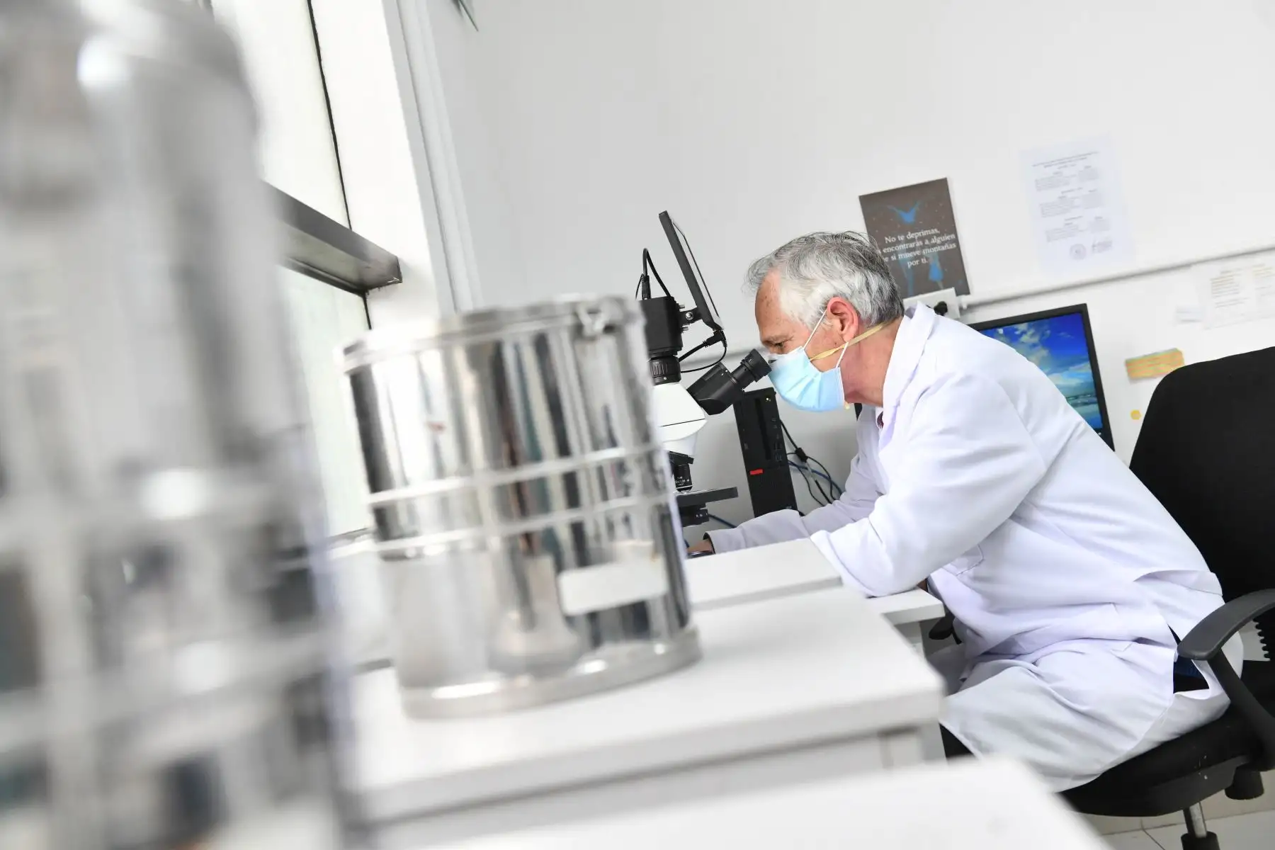 El ministro del Interior, Juan Carrasco, supervisa el laboratorio de Criminalística del Callao, que cuenta con áreas de química, biología, balística, entre otros ambientes implementados con el apoyo de la embajada de Estados Unidos y que fortalecen el trabajo de investigación de la PNP. Foto: Mininter
