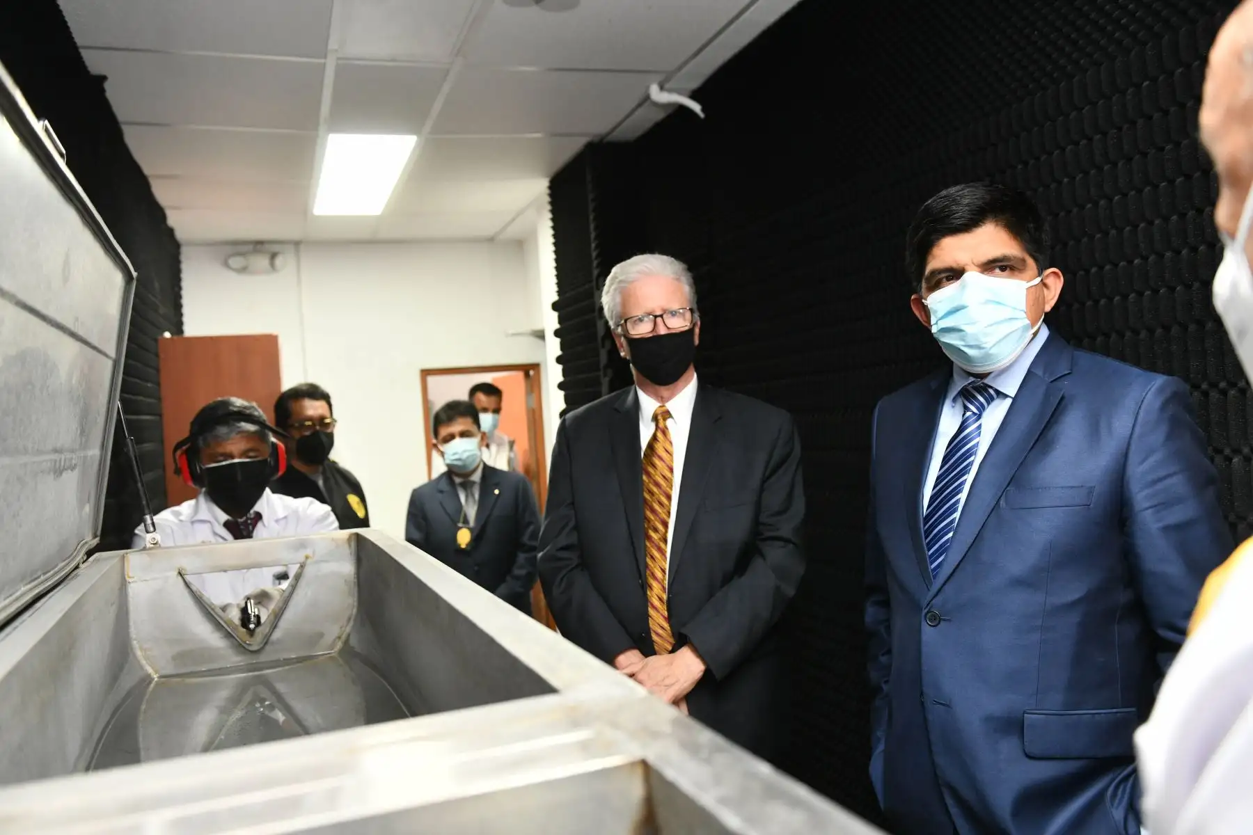 El ministro del Interior, Juan Carrasco, supervisa el laboratorio de Criminalística del Callao, que cuenta con áreas de química, biología, balística, entre otros ambientes implementados con el apoyo de la embajada de Estados Unidos y que fortalecen el trabajo de investigación de la PNP. Foto: Mininter