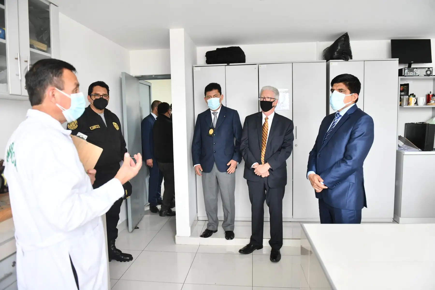 El ministro del Interior, Juan Carrasco, supervisa el laboratorio de Criminalística del Callao, que cuenta con áreas de química, biología, balística, entre otros ambientes implementados con el apoyo de la embajada de Estados Unidos y que fortalecen el trabajo de investigación de la PNP. Foto: Mininter