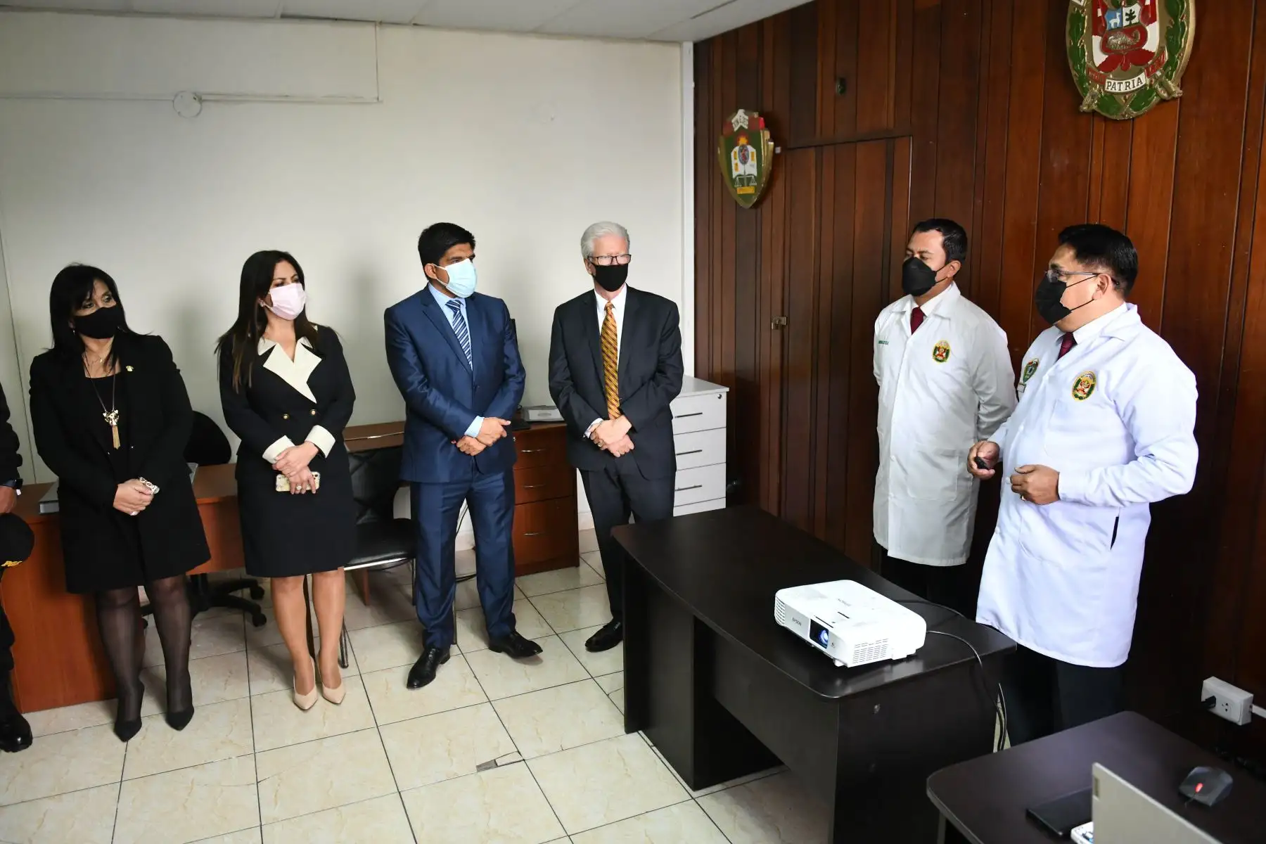 El ministro del Interior, Juan Carrasco, supervisa el laboratorio de Criminalística del Callao, que cuenta con áreas de química, biología, balística, entre otros ambientes implementados con el apoyo de la embajada de Estados Unidos y que fortalecen el trabajo de investigación de la PNP. Foto: Mininter
