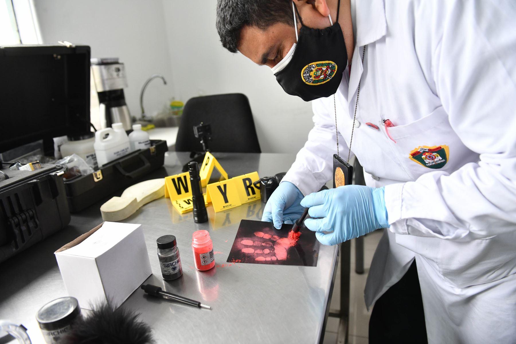 El laboratorio de criminalística contará con 16 servicios tales como grafotecnia, balística explosivo forense, química y toxicología forense, medicina forense, identificación papiloscópica, identificación biométrica, escena del crimen, entre otros. ANDINA/ Mininter.