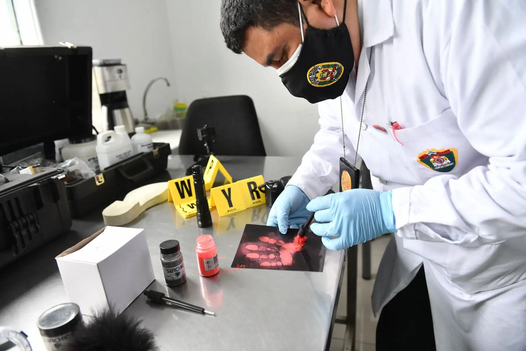 El ministro del Interior, Juan Carrasco, supervisa el laboratorio de criminalística del Callao, que cuenta con áreas de química, biología, balística, entre otros ambientes implementados con el apoyo de la embajada de Estados Unidos y que fortalecen el trabajo de investigación de la PNP. Foto: Mininter