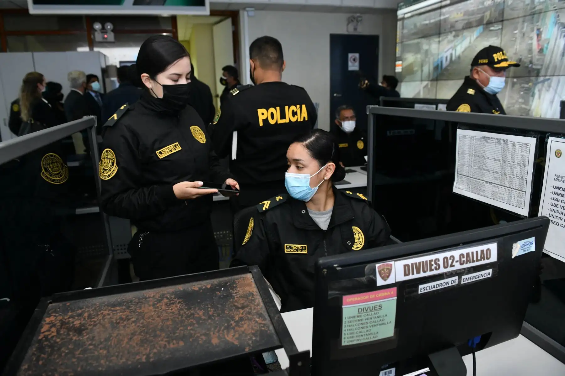 El ministro del Interior, Juan Carrasco, supervisa el laboratorio de Criminalística del Callao, que cuenta con áreas de química, biología, balística, entre otros ambientes implementados con el apoyo de la embajada de Estados Unidos y que fortalecen el trabajo de investigación de la PNP. Foto: Mininter