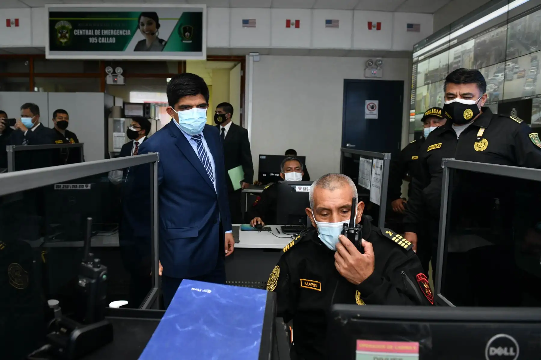 El ministro del Interior, Juan Carrasco, supervisa el laboratorio de Criminalística del Callao, que cuenta con áreas de química, biología, balística, entre otros ambientes implementados con el apoyo de la embajada de Estados Unidos y que fortalecen el trabajo de investigación de la PNP. Foto: Mininter