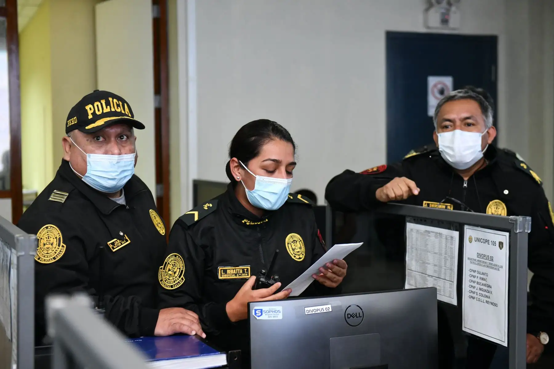 El ministro del Interior, Juan Carrasco, supervisa el laboratorio de Criminalística del Callao, que cuenta con áreas de química, biología, balística, entre otros ambientes implementados con el apoyo de la embajada de Estados Unidos y que fortalecen el trabajo de investigación de la PNP. Foto: Mininter