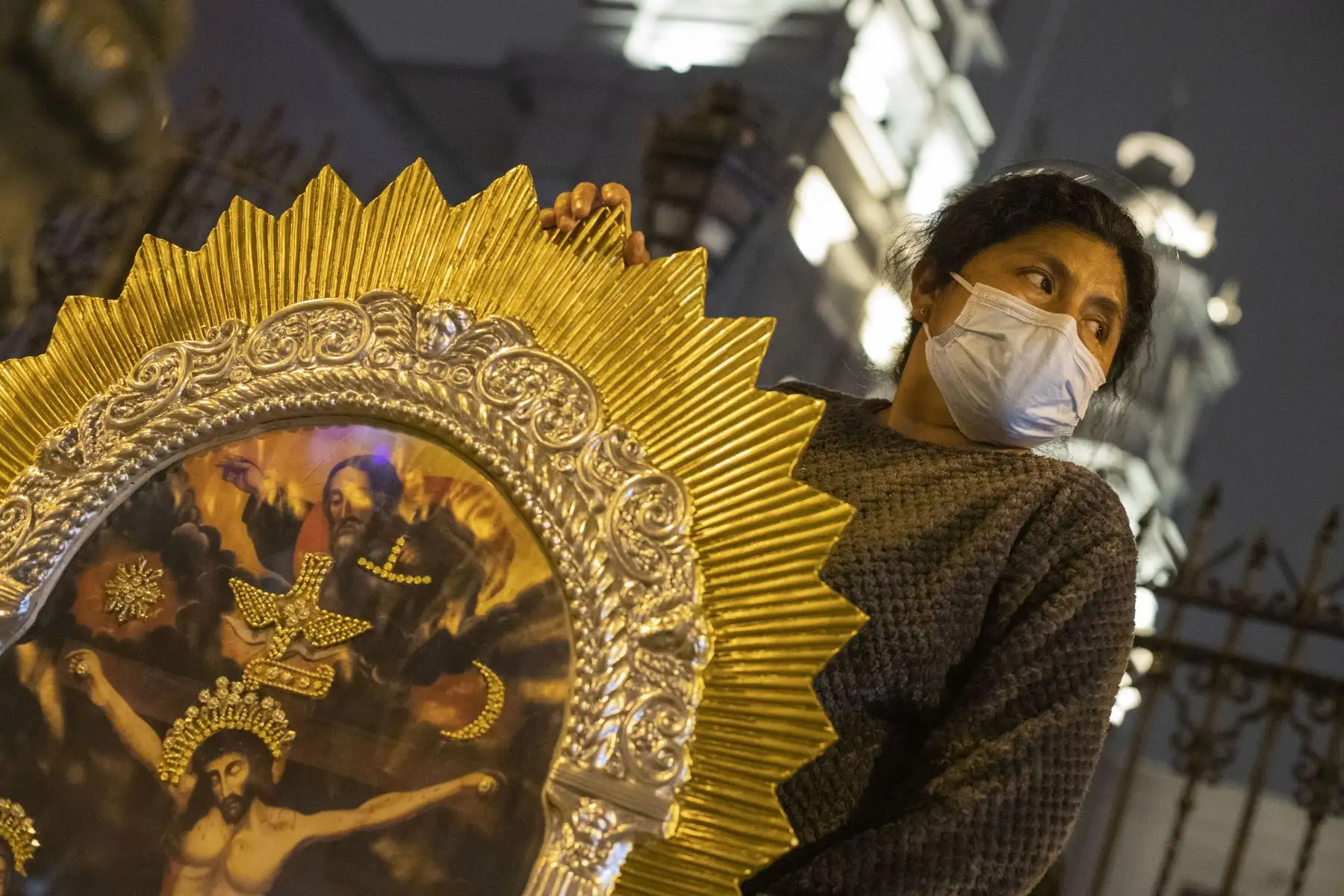 Por segundo año consecutivo, las andas del Señor de los Milagros no recorrerán las calles de la ciudad debido a las disposiciones tomadas para frenar la propagación de la COVID-19, es por eso que el Arzobispado de Lima y de la Hermandad del Señor de Los Milagros de Nazarenas anunciaron que el santuario permanecerá abierto todos los días de octubre desde las 07.30 horas hasta las 18.00 horas. Foto: ANDINA/Carla Patiño Ramírez