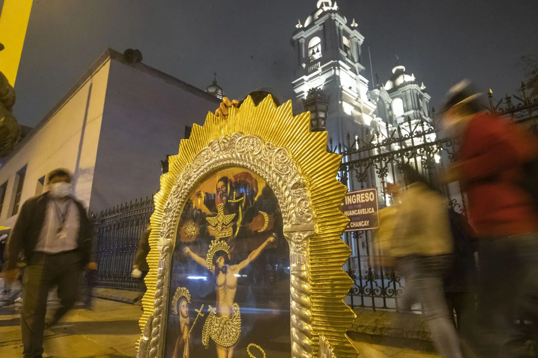 Por segundo año consecutivo, las andas del Señor de los Milagros no recorrerán las calles de la ciudad debido a las disposiciones tomadas para frenar la propagación de la COVID-19, es por eso que el Arzobispado de Lima y de la Hermandad del Señor de Los Milagros de Nazarenas anunciaron que el santuario permanecerá abierto todos los días de octubre desde las 07.30 horas hasta las 18.00 horas. Foto: ANDINA/Carla Patiño Ramírez