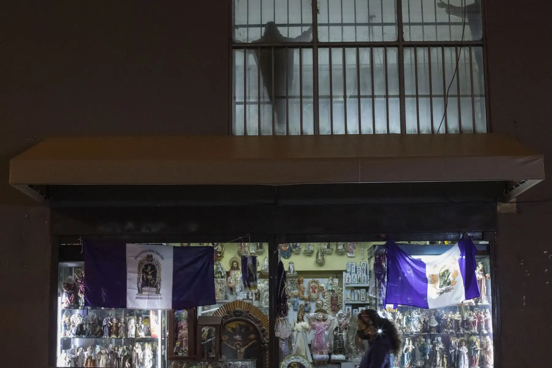 Por segundo año consecutivo, las andas del Señor de los Milagros no recorrerán las calles de la ciudad debido a las disposiciones tomadas para frenar la propagación de la COVID-19, es por eso que el Arzobispado de Lima y de la Hermandad del Señor de Los Milagros de Nazarenas anunciaron que el santuario permanecerá abierto todos los días de octubre desde las 07.30 horas hasta las 18.00 horas. Foto: ANDINA/Carla Patiño Ramírez