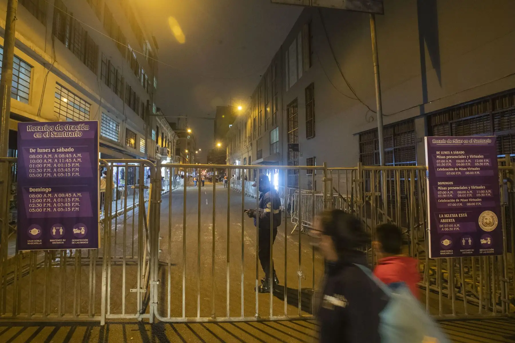 Por segundo año consecutivo, las andas del Señor de los Milagros no recorrerán las calles de la ciudad debido a las disposiciones tomadas para frenar la propagación de la COVID-19, es por eso que el Arzobispado de Lima y de la Hermandad del Señor de Los Milagros de Nazarenas anunciaron que el santuario permanecerá abierto todos los días de octubre desde las 07.30 horas hasta las 18.00 horas. Foto: ANDINA/Carla Patiño Ramírez