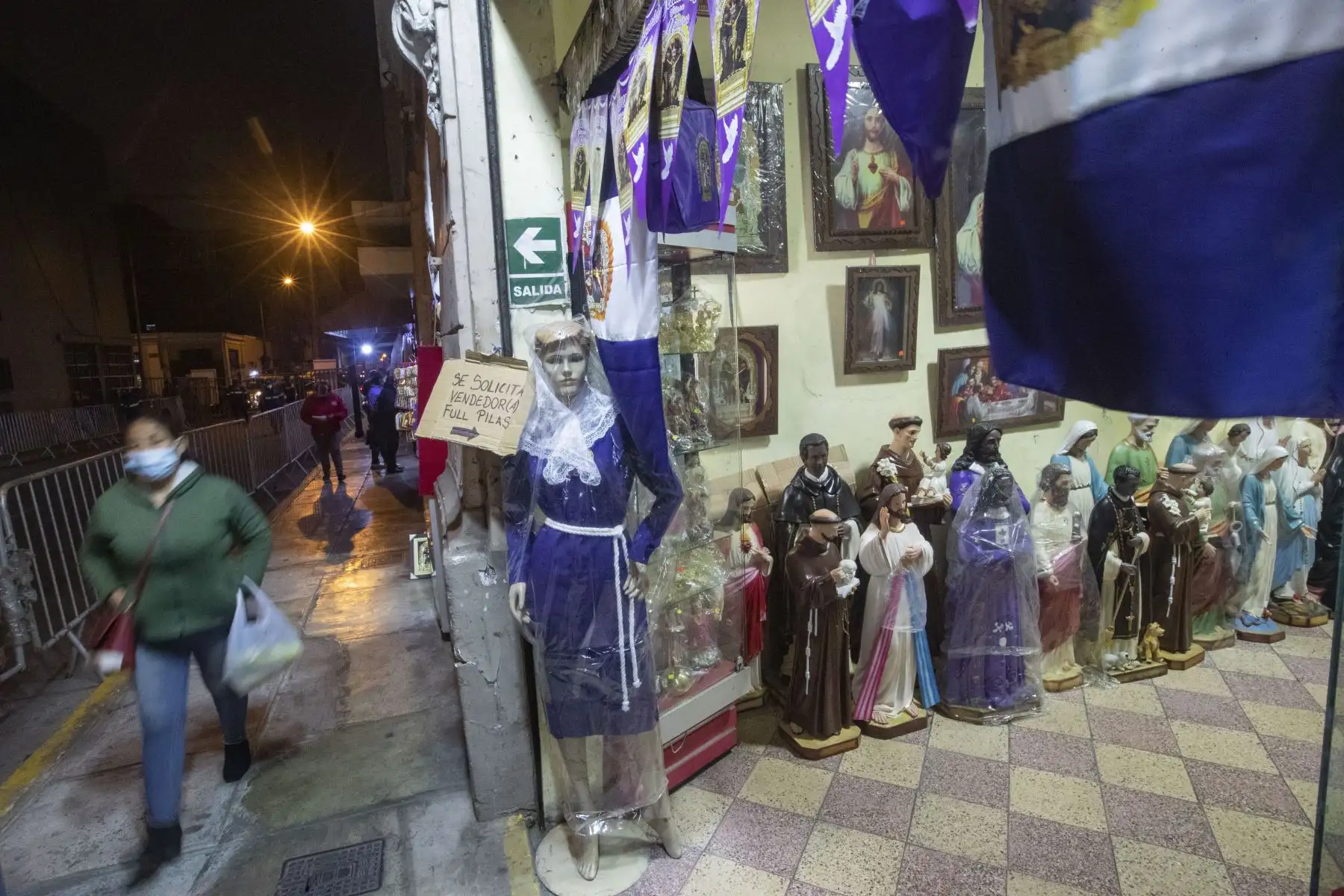 Por segundo año consecutivo, las andas del Señor de los Milagros no recorrerán las calles de la ciudad debido a las disposiciones tomadas para frenar la propagación de la COVID-19, es por eso que el Arzobispado de Lima y de la Hermandad del Señor de Los Milagros de Nazarenas anunciaron que el santuario permanecerá abierto todos los días de octubre desde las 07.30 horas hasta las 18.00 horas. Foto: ANDINA/Carla Patiño Ramírez