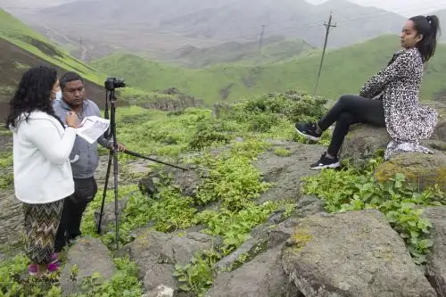 Adolescentes y jóvenes peruanas dan su visión del Bicentenario en sus propios cortometrajes con nuevas miradas de cambio para el futuro del Perú.