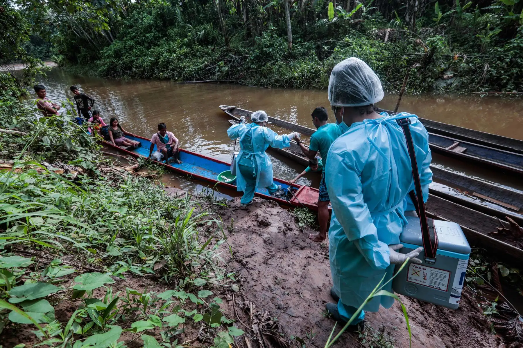 Más de 600 nativos de la etnia shawi y 154 kukamas se vacunaron contra el covid-19 en jornadas de un solo día, gracias al trabajo de las brigadas del Minsa que visitan las zonas más alejadas de la Selva para cerrar las brechas de inmunización. Foto: ANDINA/ MINSA
