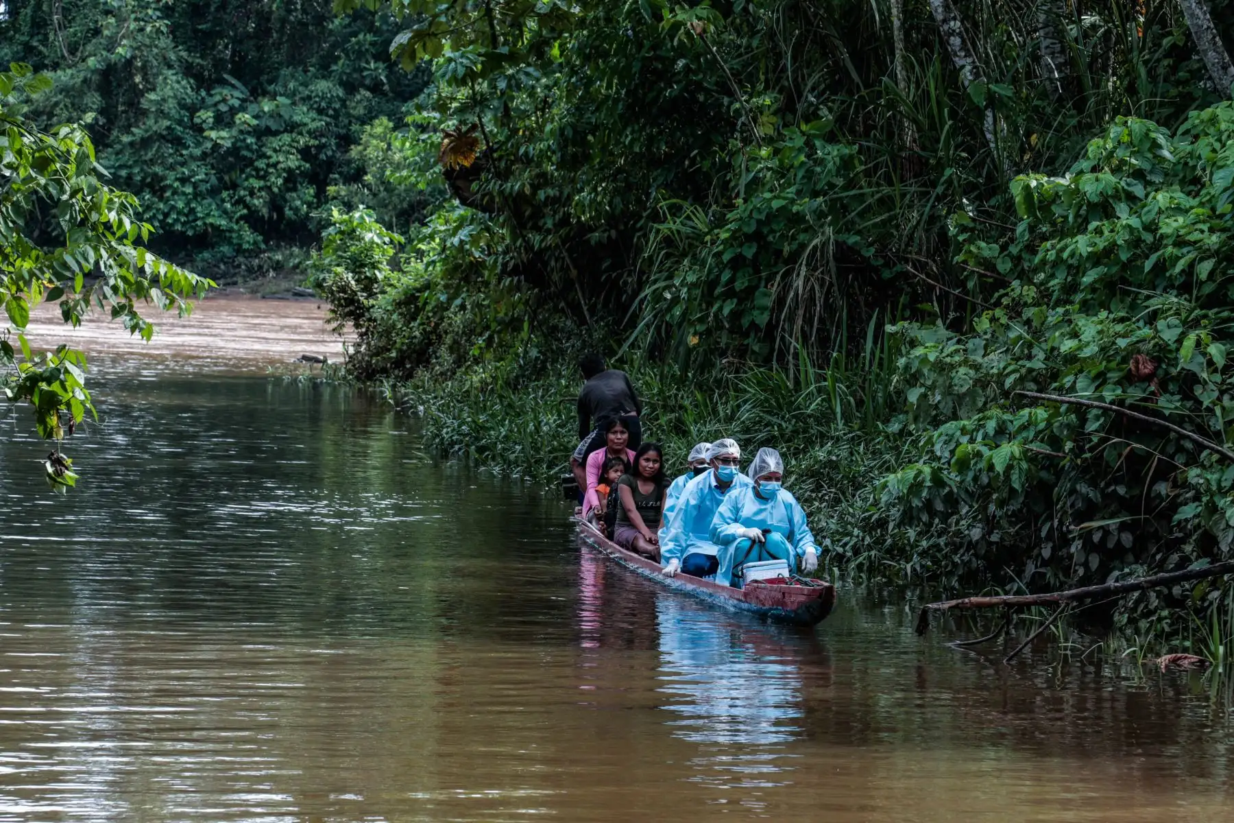 Más de 600 nativos de la etnia shawi y 154 kukamas se vacunaron contra el covid-19 en jornadas de un solo día, gracias al trabajo de las brigadas del Minsa que visitan las zonas más alejadas de la Selva para cerrar las brechas de inmunización. Foto: ANDINA/ MINSA