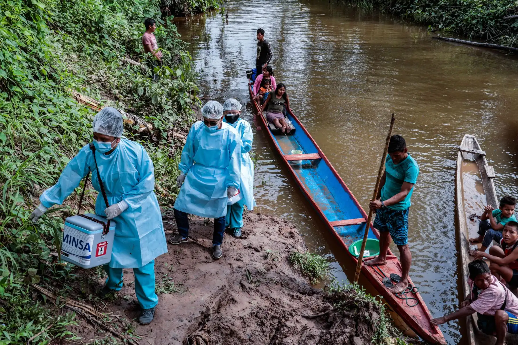 Más de 600 nativos de la etnia shawi y 154 kukamas se vacunaron contra el covid-19 en jornadas de un solo día, gracias al trabajo de las brigadas del Minsa que visitan las zonas más alejadas de la Selva para cerrar las brechas de inmunización. Foto: ANDINA/ MINSA